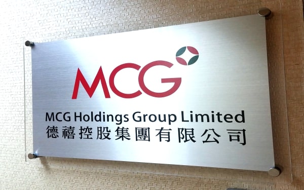 P56: 鋼紋銀色底，透明水晶框邊招牌